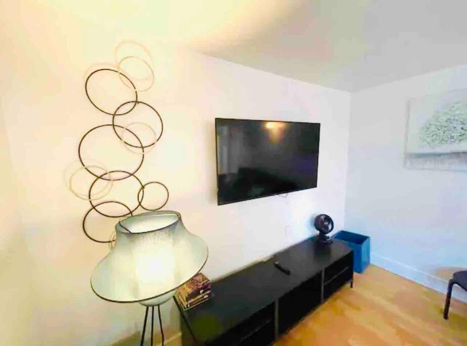 Front House 3 bedroom flat nice street, walk to BART, shops
